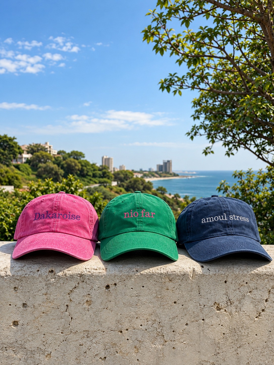 Trois casquettes terreAnga sur la Corniche de Dakar
